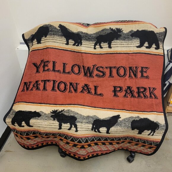 Yellowstone National Park wildlife throw blanket - Picture 2 of 5